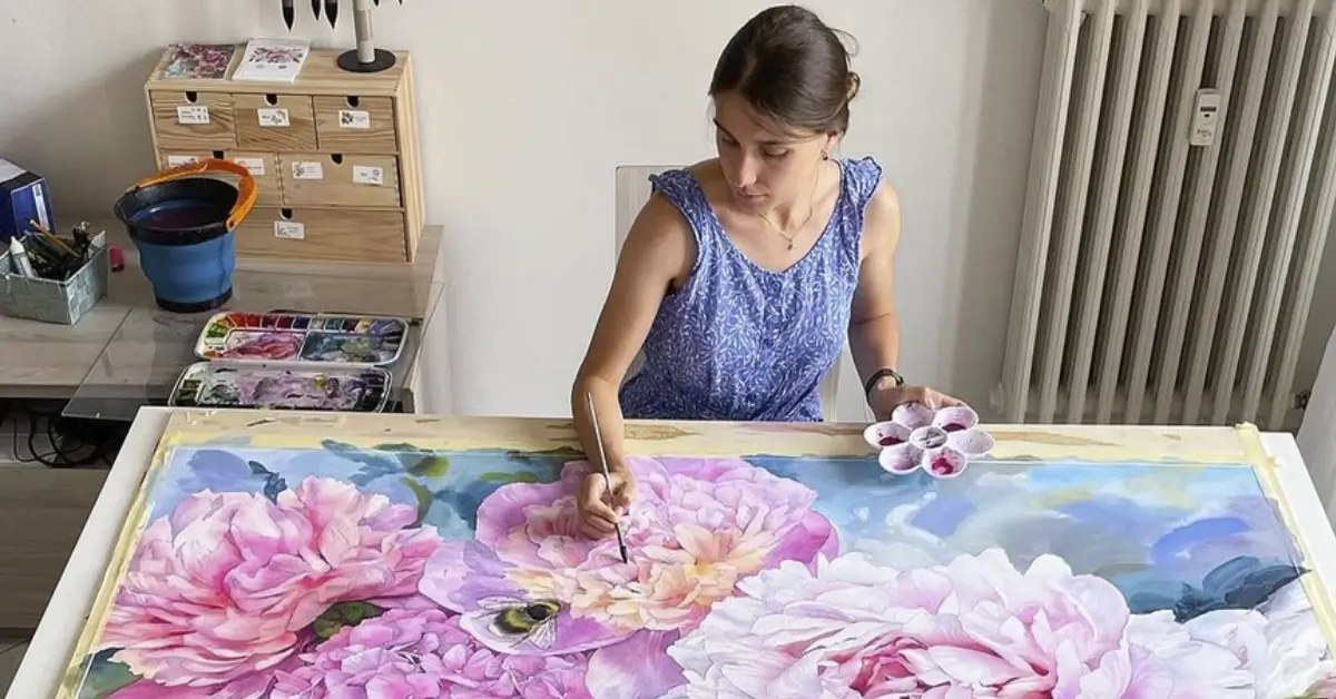 young woman drawing watercolor
